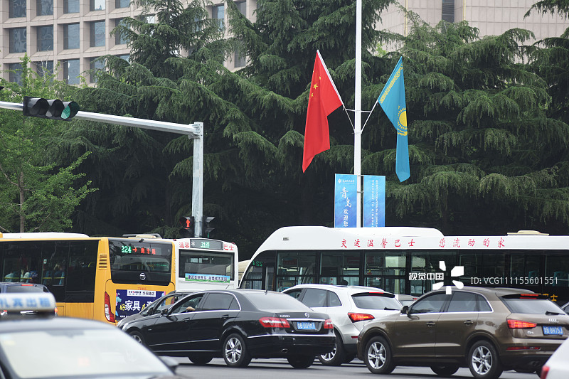 青岛:上合峰会开幕在即 街头悬挂成员国国旗
