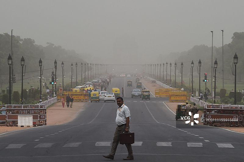 印度新德里遭遇沙尘天气 城市蒙纱能见度低