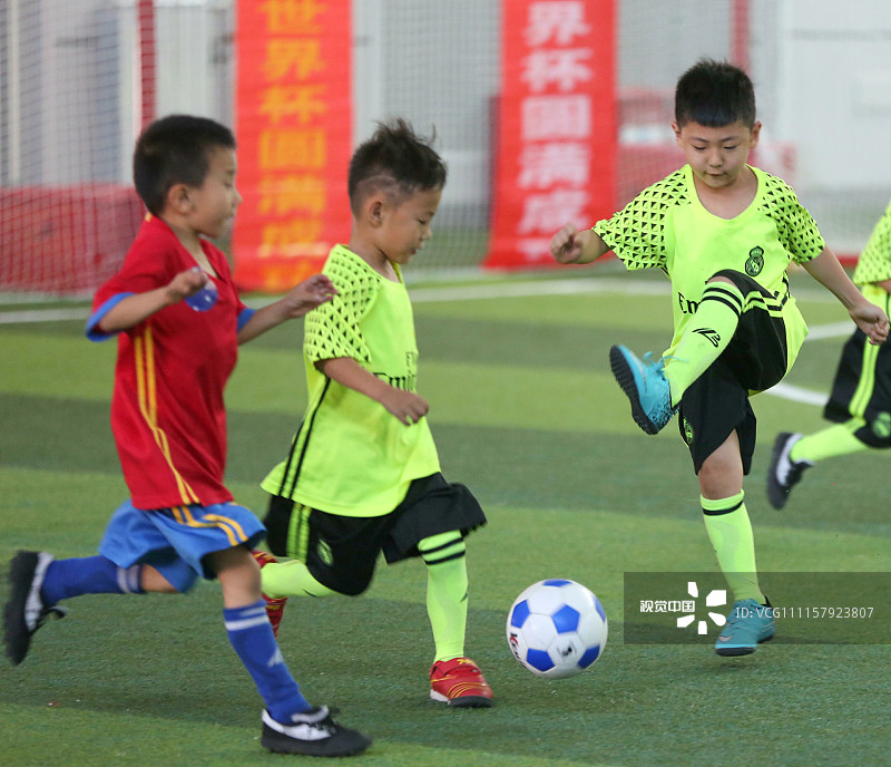踢球吧少年 首届新疆少儿足球世界杯总决赛在