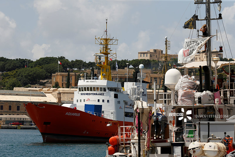 移民救助船水瓶号抵达马耳他港口 难民集体欢