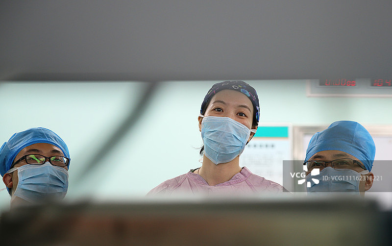 图片故事:湖南衡阳:泌尿外科女医师的一天