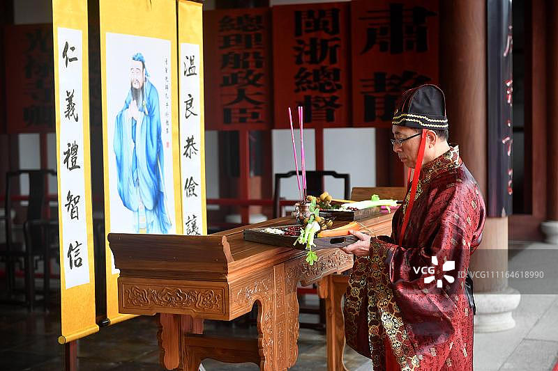 中新社:福州200名学子重温传统儒家拜师礼