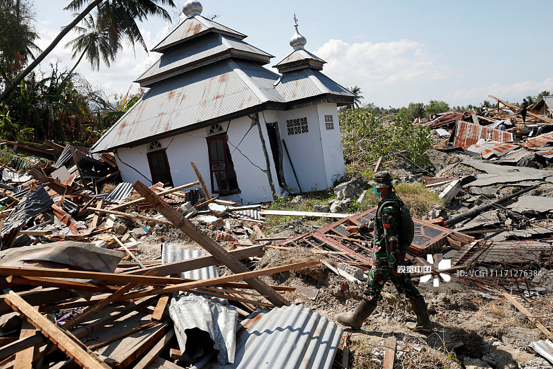 印尼地震海啸过后土壤液化废墟一片 民众寻找