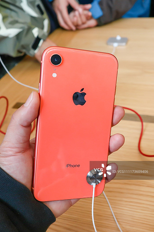上海:苹果新款手机Iphone XR正式发售 工作人员
