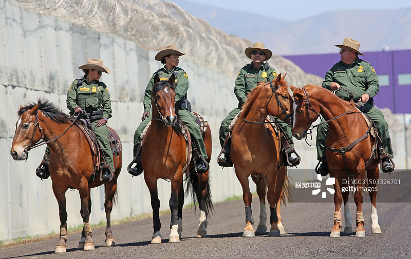 美国两部长造访美墨边境隔离墙 遭大批民众抗议