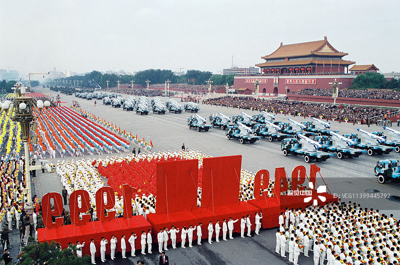 1999年:国庆节天安门广场庆祝活动及阅兵仪式