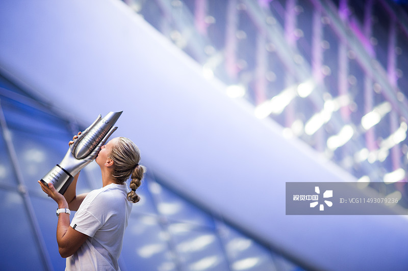 2016武汉网球公开赛:科维托娃拍摄冠军写真 W